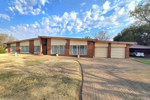 This lovely family home is situated in Panorama on a fully fenced stand of about 1804 sqm that offer remote access.
The tv room and ...