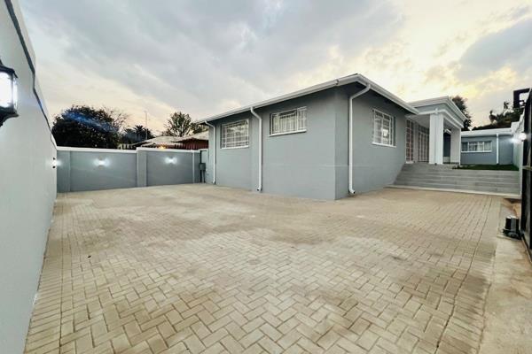 Located within a stone throw away from Netcare Linksfield hospital, no expenses were spared renovating this stunning home. This ...