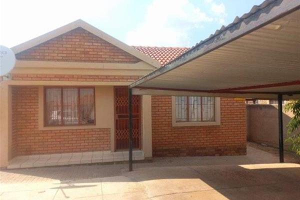 A smaller and younger family can benefit a lot from this well taken care of house in Rethabile Gardens

Features:

2 bedrooms

1 ...