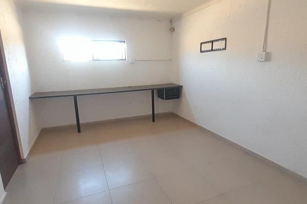 Clean and modern open plan bachelor apartment available in Buccleuch for R4000 including water and lights for a single person. The unit ...