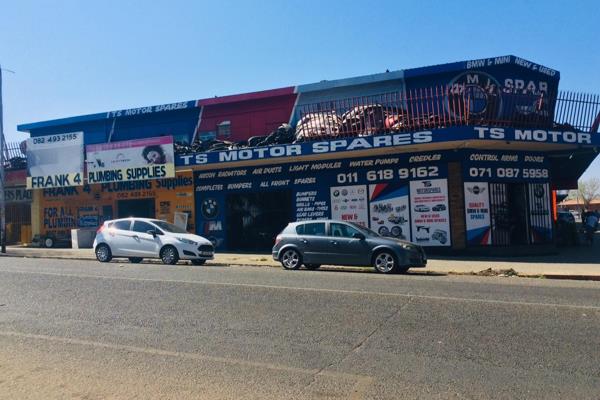 Commercial property in Alberton North......Excellent location. Enjoy the convenience of connectivity to the N12 freeway and other major ...