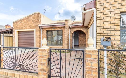 3 Bedroom House for sale in Groenheuwel