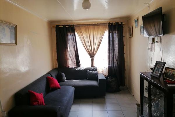 Beacon Valley - R685k
Lovely 3 bedroom home available in Beacon Valley. Tiled lounge, fitted kitchen, newly renovated bathroom, nice ...