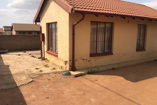 A 3 bedroom house with fitted kitchen, 1 livIng area, 1 bathroom and walled is for sale in Soshanguve FF.