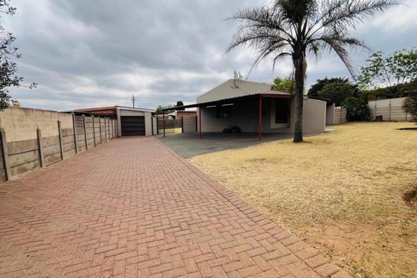 Located in a communal House. Own carport. Water and electricity included. Communal kitchen with Gas stove and communal bathroom and ...