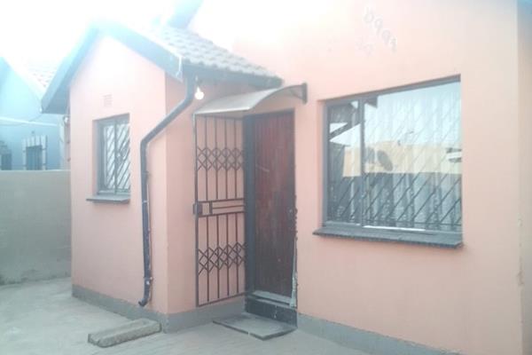 This is a lovely 2-bedroom house in protea Glen Ext 11 for readily available for occupation.
 Electricity and water included in the ...