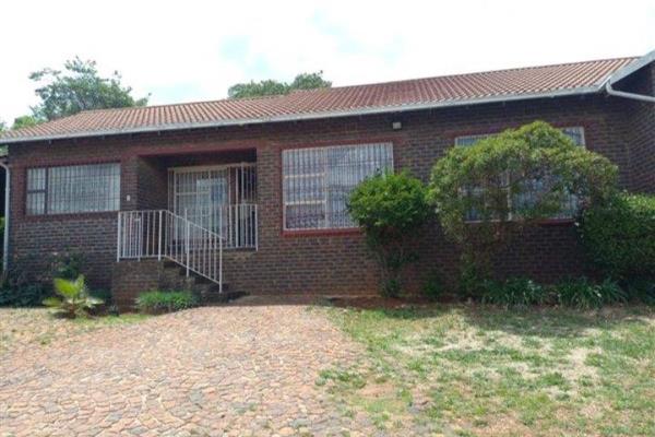 Perfectly positioned directly opposite Naturena Primary School, this property offers a blend of convenience and tranquillity.
The ...