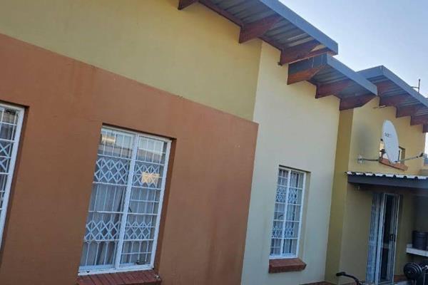 3-Bedroom townhouse in a Secure complex.
2 bathrooms - en-suite with shower and toilet.
Family bathroom with bath and toilet
Kitchen ...