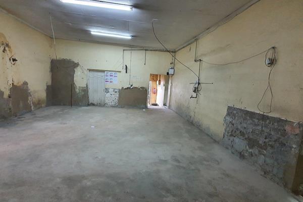 Industrial property with lots of work space and upper level storage.

Ideal for any small business.
3 phase electricity

Rent ...