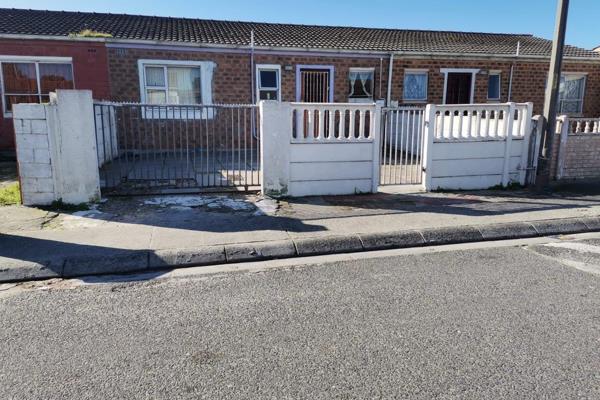 Well-maintained starter property in Lentegeur. 

This property offers three spacious bedrooms. One of the three bedrooms has ...