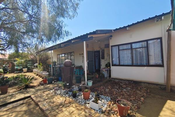 This charming corner house in Grootvlei is perfect for a family seeking tranquility. This property is securely fenced, ensuring privacy ...