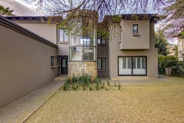 This property is situated in quiet cul-de-sac by the park in the lovely Glen Erasmia Security Estate.

The home is spacious with ...