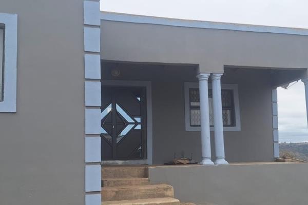 This neat house in the Gamalakhe area is ready for a buyer with an eye for great foundation
The 2 bedroom house has a round house and ...