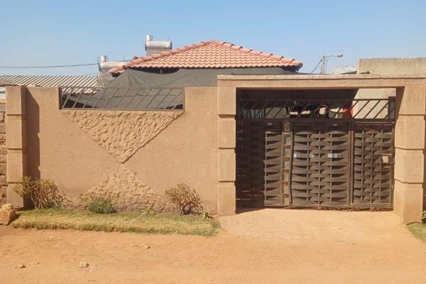 2 Bedrooms main house, 1 Bathroom, open plan dining and TV area
3 Outside rooms (income of R2.400),1 storeroom and parking area for 2 ...