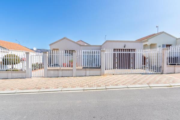 Sole Mandate: Stunning 3-Bedroom Home in Rabiesdale, Paarl

Nestled in the sought-after ...