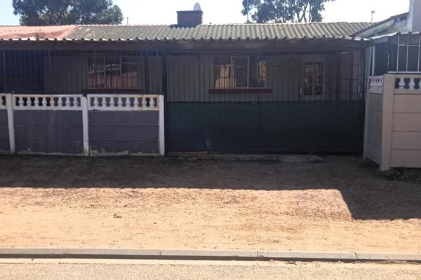 ****Exclusive Mandate**** 
  
This charming 1-bedroom home is located in the well-known suburb of Bonteheuwel, within easy driving ...