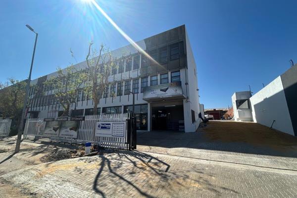 This Office space caters perfectly for a large team of people in the Wynberg area. The ...