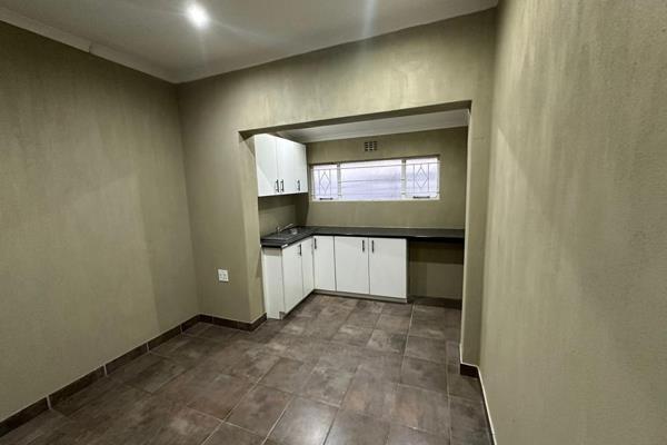 This charming bachelor cottage is located in Kelvin, Sandton. It boasts an open-plan design with a well-equipped kitchenette and ample ...