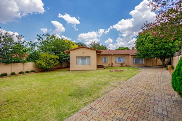 Situated in a well sought after area, this property offers love and comfort as a first expression.
You are welcomed in a massive and ...