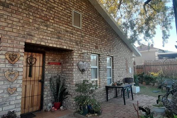 Looking for a comfortable and convenient home in the heart of Oudtshoorn? This charming two-bedroom, one-bathroom house offers the ...