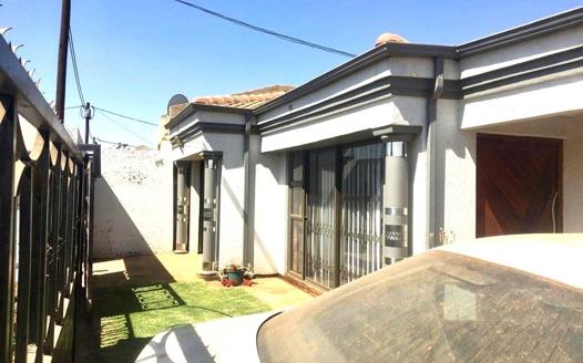 2 Bedroom House for sale in Kwenele