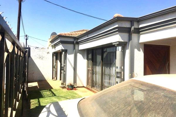 House For Sale In Katlehong, Kwenele Section.

Introducing a fantastic family home nestled in the heart of Katlehong, The charming ...