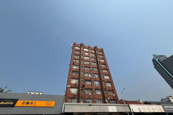 A neatly kept 1.5 bedroom is on offer in Durban central town. 
The unit is located on ...