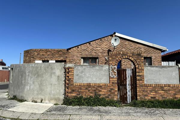 Discover this hidden gem in the heart of Montrose Park, Mitchells Plain! This 2-bedroom home boasts a separate entrance, offering ...