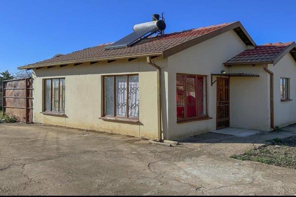 HOUSE FOR SALE IN SOSHANGUVE East 
THIS PROPERTY IS CONSIST OF THE FOLLOWING:

* Open plan kitchen and lounge 

* Two bedrooms 
* ...