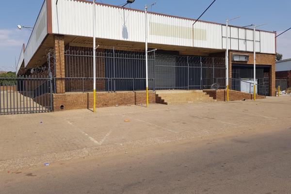 Unlock a lucrative investment opportunity with this expansive warehouse property in the heart of Claremont, Pretoria. Boasting a ...