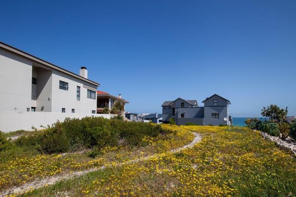 This exceptional 700 sqm consolidated plot in Calypso Beach, Langebaan, offers the ...