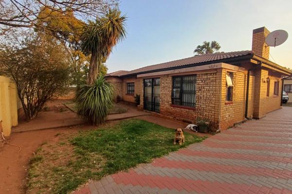 This Property Offers 4 Bedrooms, 2 Bathrooms Main en Suite. Livingroom, Diningroom. Spacious Kitchen. Near Town, Schools And Vaal Mall.