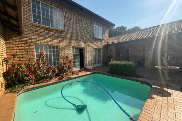 This beautiful 3-bedroom home is nestled in the sought-after neighborhood of Safe Waterkloof, offering an ideal blend of comfort ...