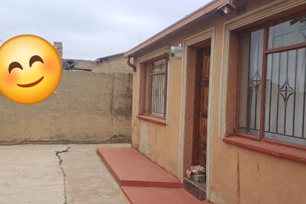 Property Active SOLE MANDATE 
This corner house offers 2 bedrooms, lounge and kitchen....and outside it has 2 rooms, shared shower with ...