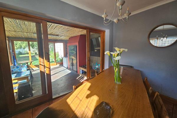 Dual mandate :::: lovely  3 bedroom family home with a warm cottage feeling.  The bedrooms and lounge has beautiful wooden floors, the ...