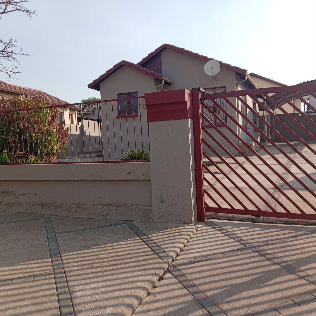 2 Bedroom House for sale in Mamelodi East - P24-114929018