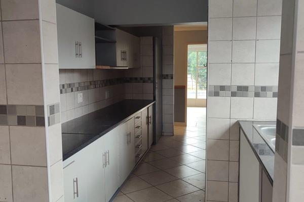 3 bedroom 
2 bathroom 
living area
pet friendly 
water &amp; electricity - pre paid 
garden 
braai area
swimming pool
parking 