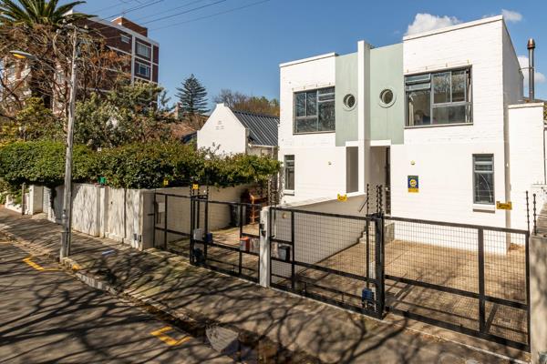 On Show Saturday 2-5pm directions Cnr Belmont and St Andrews Road, Rondebosch

Walking ...