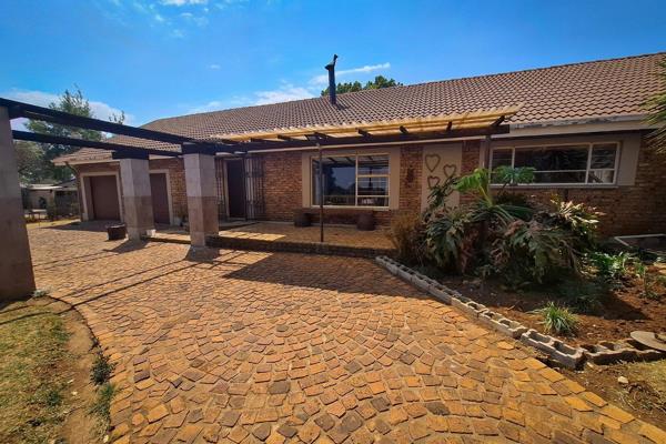 This prime property offers you:
Main house:
- Three bedrooms (BIC).
- Two bathrooms ...