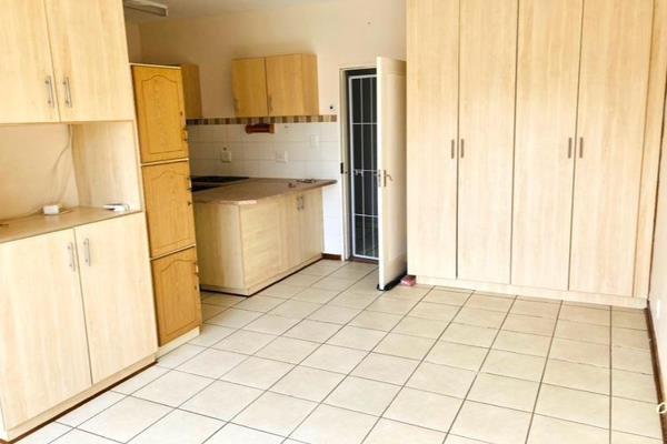 Ground floor bachelors flat for sale in Minerva Gardens Retirement Village
Kitchen with build in stove and oven. And lots of extra ...