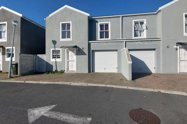 This well maintained townhouse features 3 bedrooms and 2 bathrooms in a quiet and secure complex in Hazendal.
The kitchen features a ...