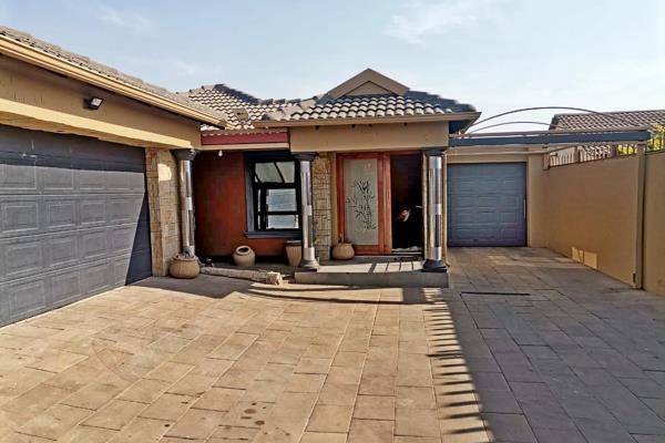 Absolutely stunning, Modern, Immaculate

This stunning house offers 2 sizeable bedrooms, a single modern bathroom, shower over a ...