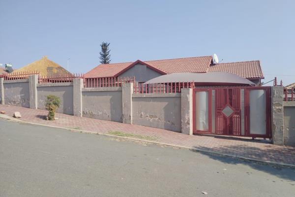 Spacious 3-Bedroom House for Sale in Olievenhoutbosch

This well-furnished, move-in-ready home offers a comfortable and modern living ...