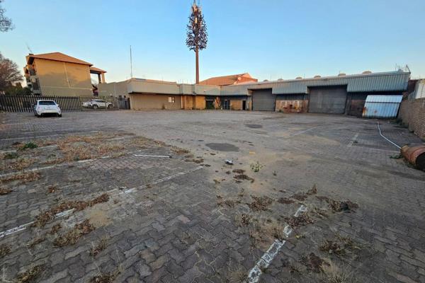 A freestanding 1,000m&#178; factory is available to let in the Boksburg East area, set ...