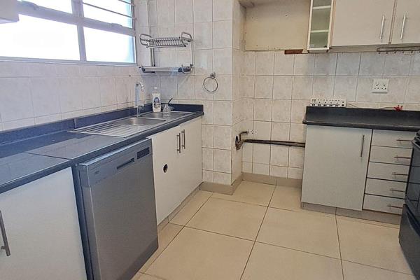 Beautiful 2 bedroom flat in very well run and secure building close to ushaka marina, addington primary and beach.
This spacious and ...