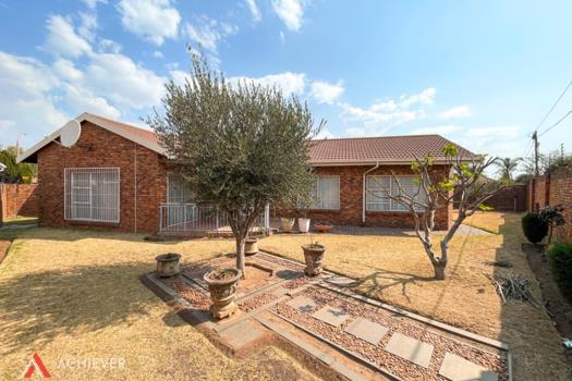 3 Bedroom House for sale in Sunward Park