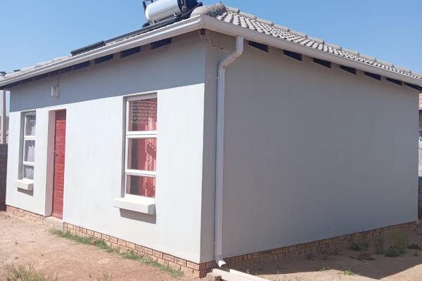 A lovely house for sale in Lehae offering two bedrooms, bathroom and toilet, open plan lounge and kitchen. 
Property is locate in a ...