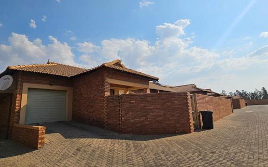 3 Bedroom House for sale in Helderwyk