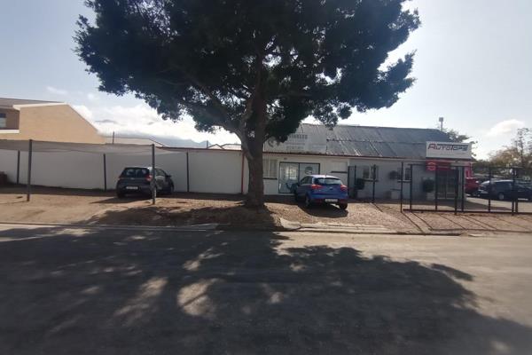 Commercial space available immediately.

The property consist of the following:
1 x office space with front and back ...