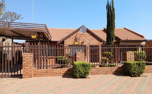 3 Bedroom House for sale in Mahwelereng